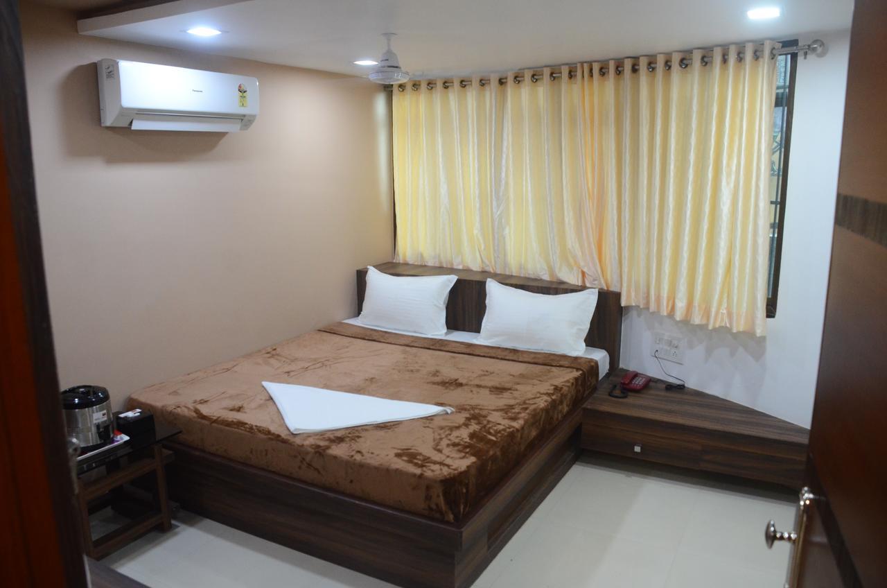 Hotel Ideal Vadodara Buitenkant foto