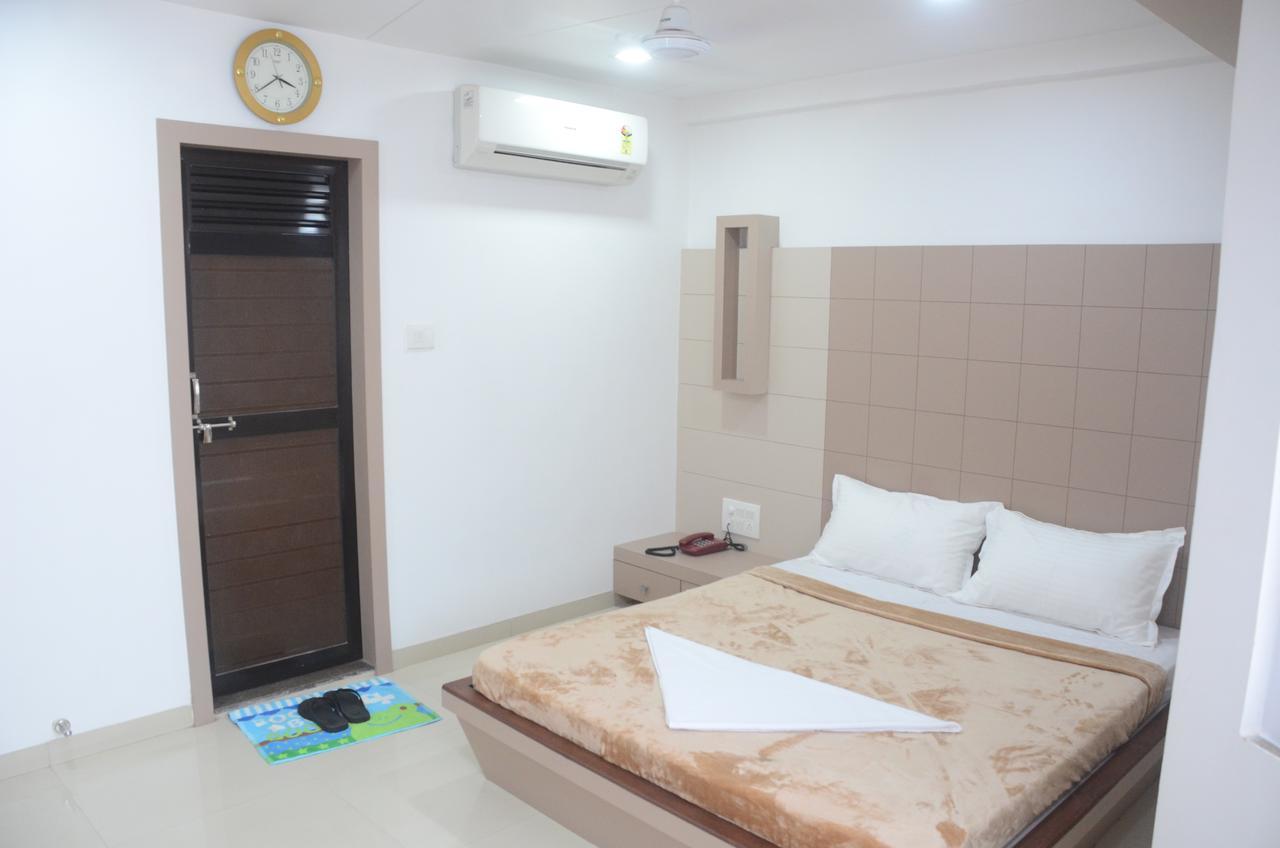 Hotel Ideal Vadodara Buitenkant foto