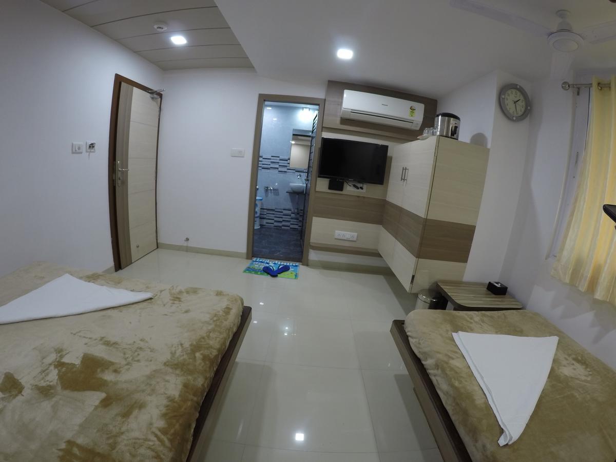 Hotel Ideal Vadodara Buitenkant foto