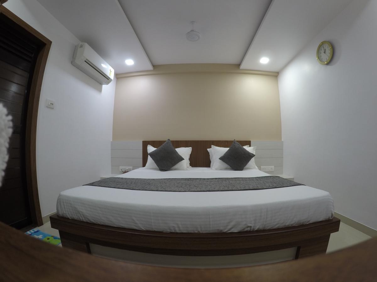 Hotel Ideal Vadodara Buitenkant foto