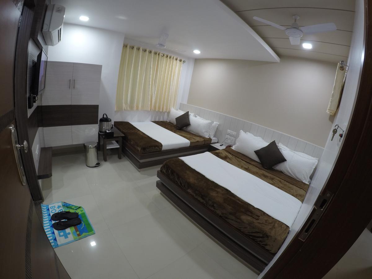 Hotel Ideal Vadodara Buitenkant foto
