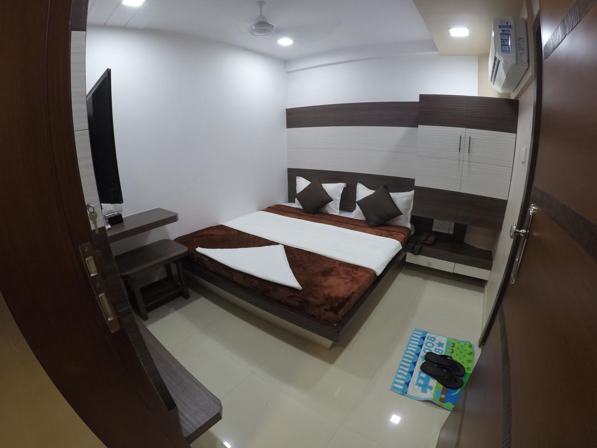 Hotel Ideal Vadodara Buitenkant foto