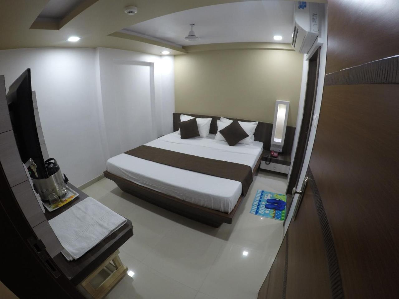 Hotel Ideal Vadodara Buitenkant foto