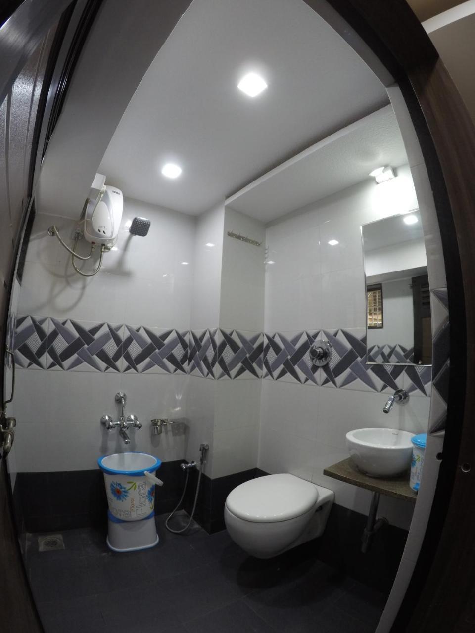 Hotel Ideal Vadodara Buitenkant foto