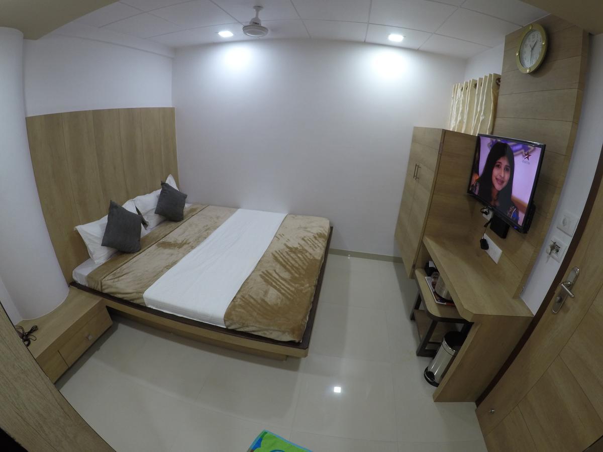 Hotel Ideal Vadodara Buitenkant foto
