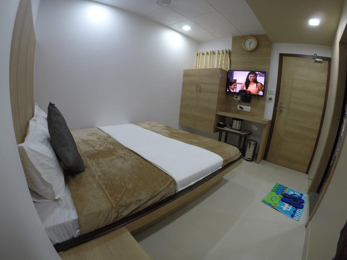 Hotel Ideal Vadodara Buitenkant foto