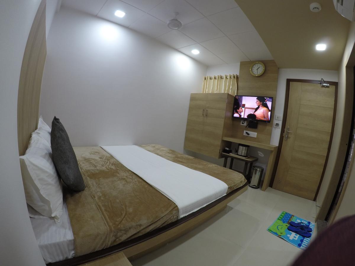 Hotel Ideal Vadodara Buitenkant foto