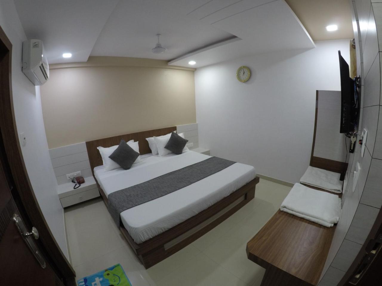 Hotel Ideal Vadodara Buitenkant foto