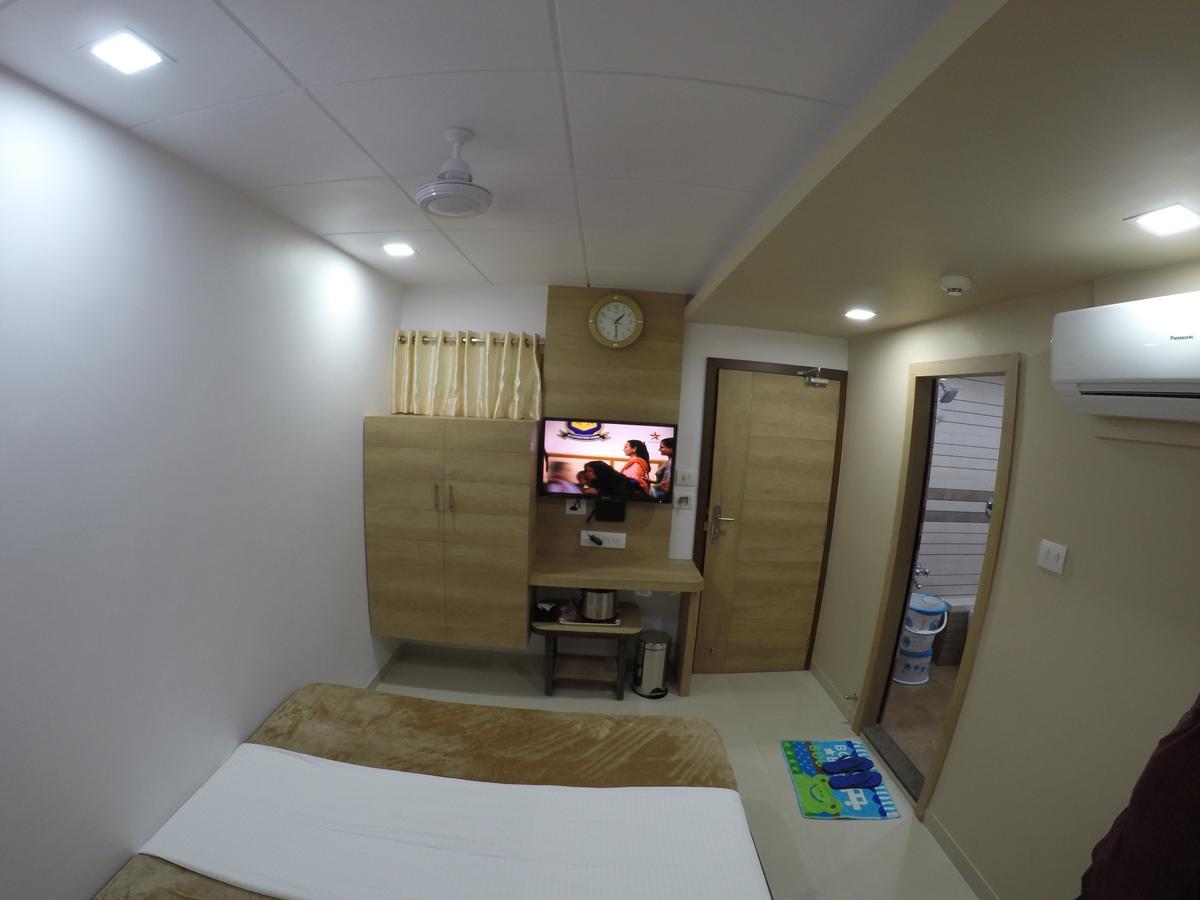 Hotel Ideal Vadodara Buitenkant foto