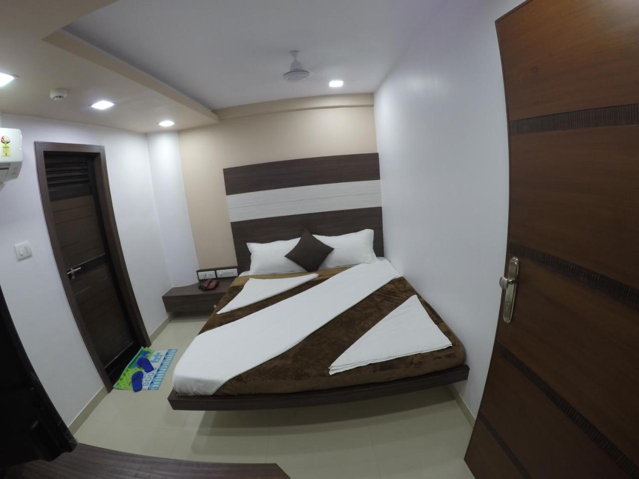 Hotel Ideal Vadodara Buitenkant foto