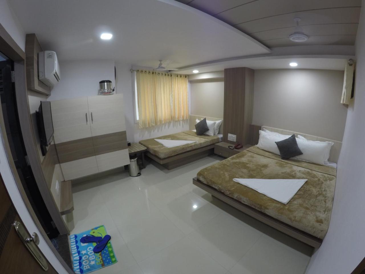 Hotel Ideal Vadodara Buitenkant foto